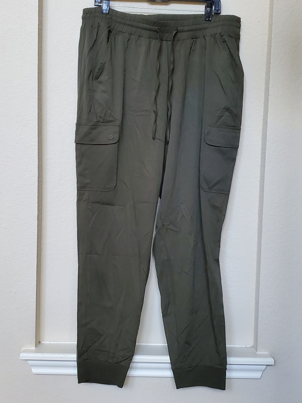 torrid Olive Green Cargo Relaxed Fit Jogger Stretch Mid Rise Pants. Size 18/20